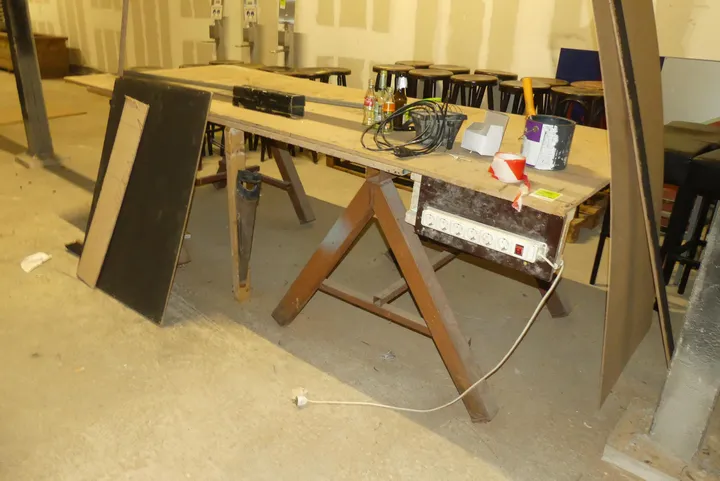 Tisch, mit Inhalt Maße in cm ca. 306 x 122 x 90